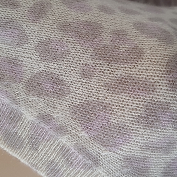 V-Neck Cashmere sweater - Picture 7 of 10